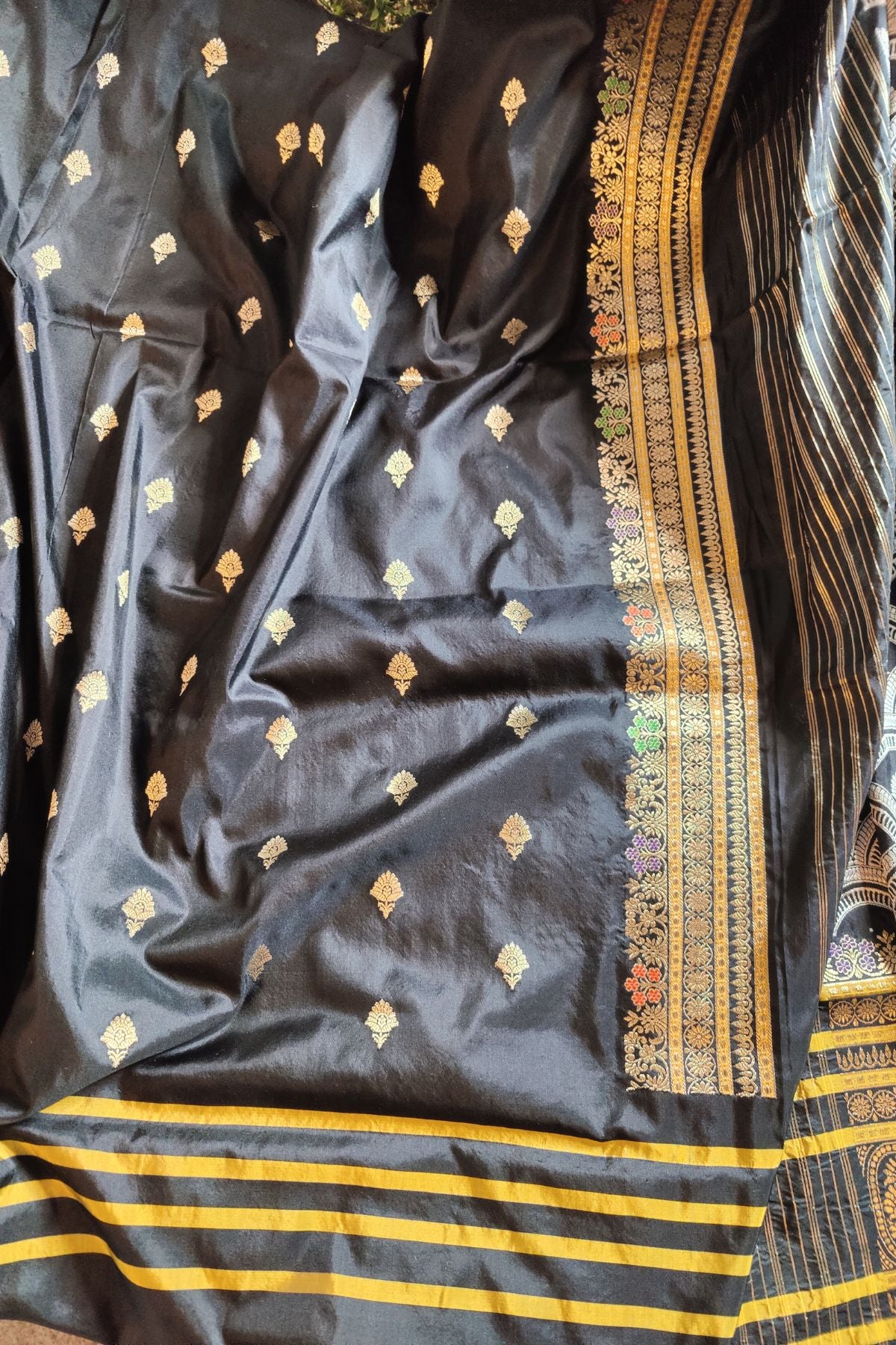 BLACK PURE SILK HANDLOOM BANARASI SAREE