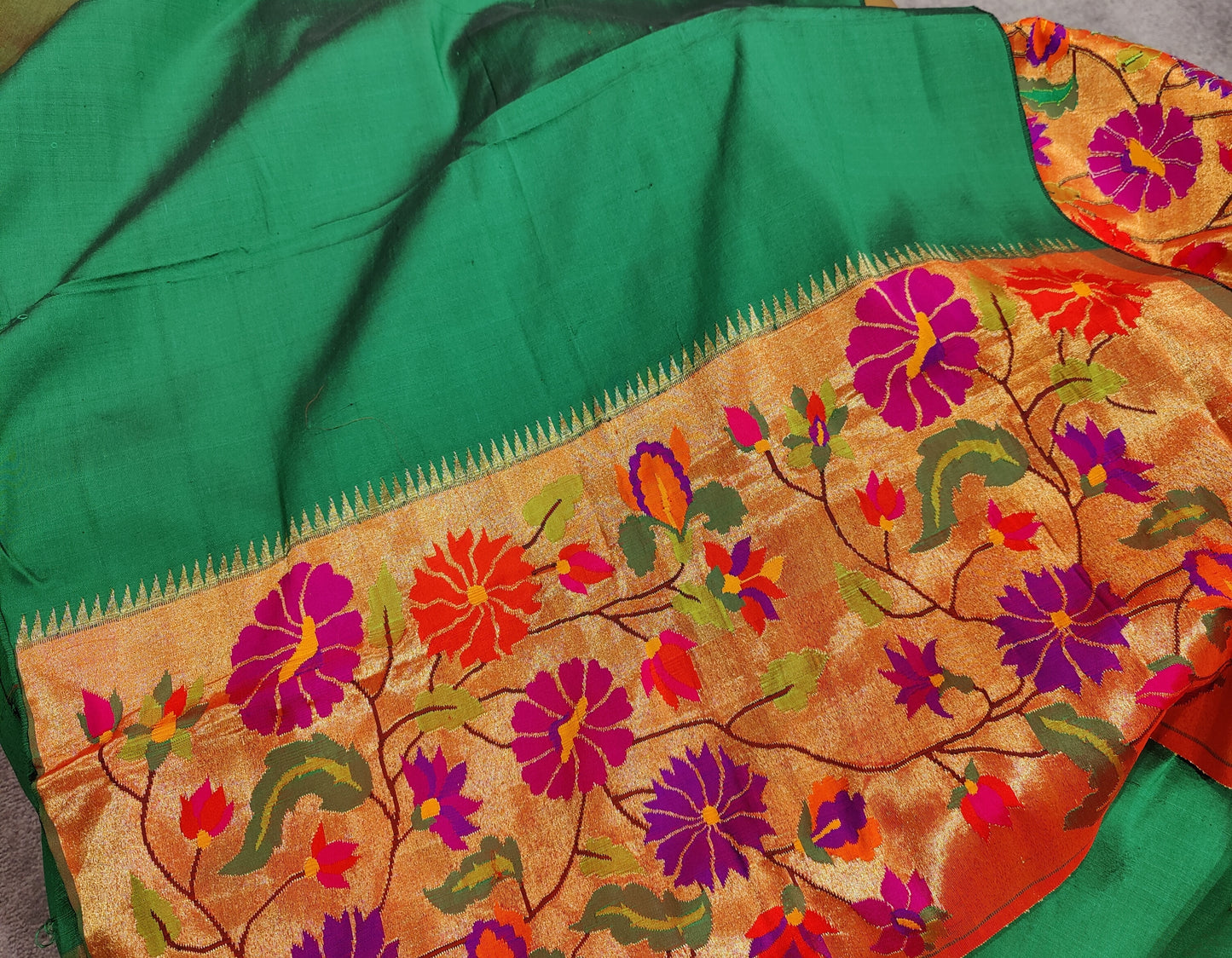 BOTTLE GREEN PURE SILK HANDLOOM PAITHANI SAREE