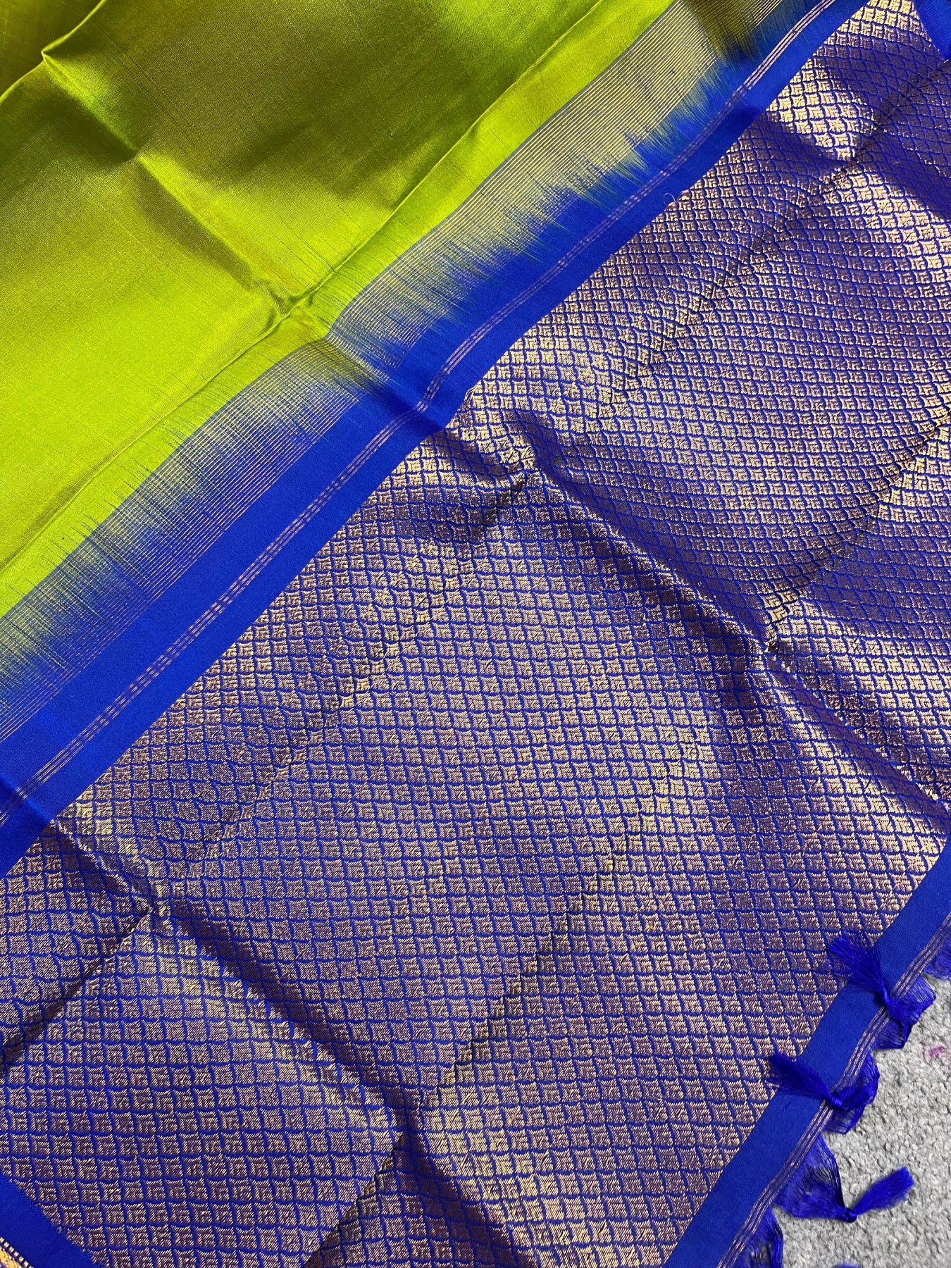 PARROT GREEN SILK PURE HANDLOOM GADWAL DUPATTA