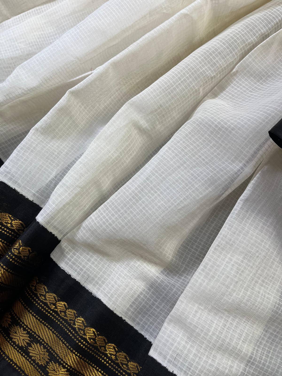 WHITE COTTON PURE HANDLOOM GADWAL SAREE