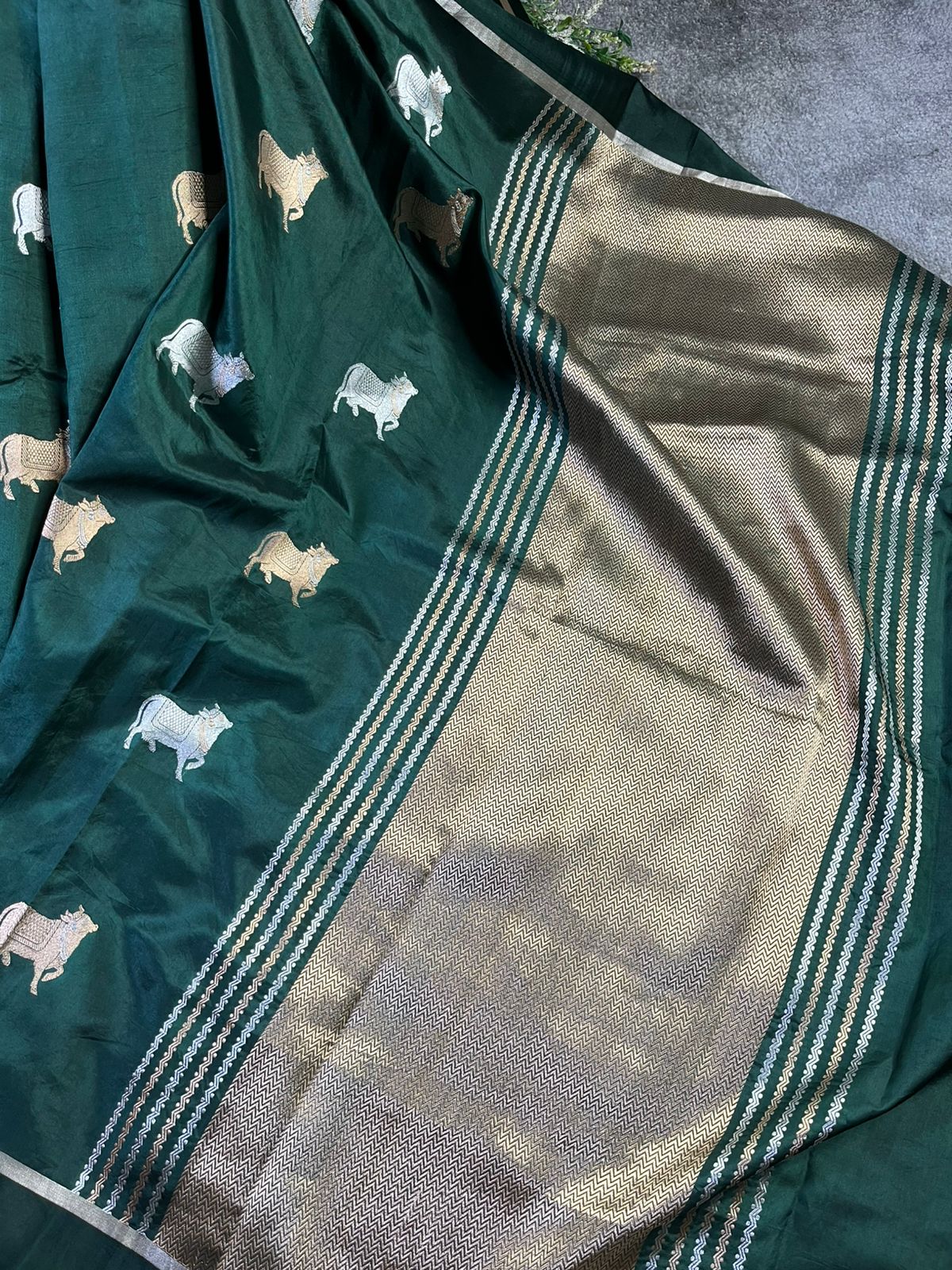 BOTTLE GREEN CHINIYA SILK PURE HANDLOOM BANARASI SAREE
