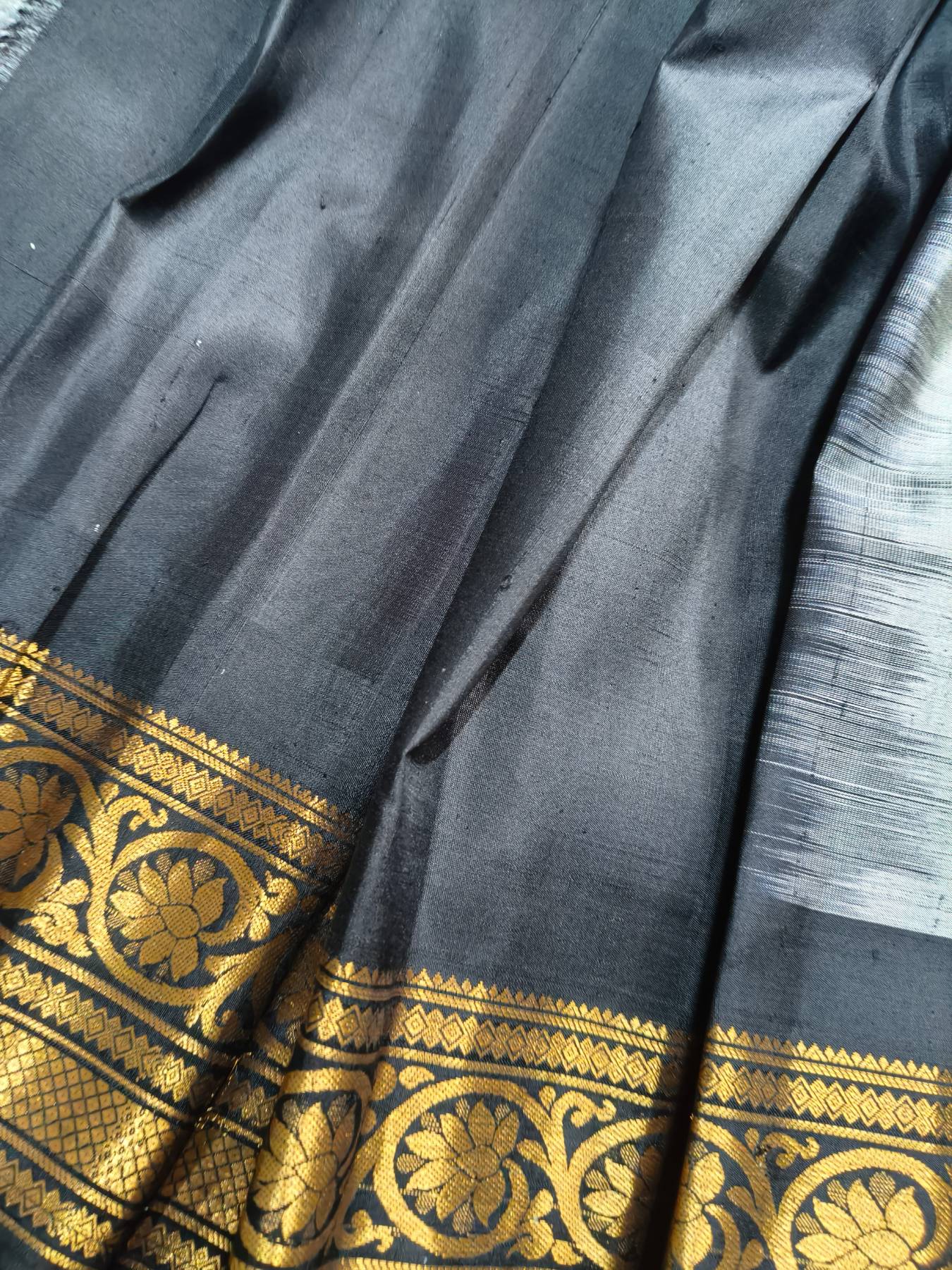 GREY SICO PURE HANDLOOM GADWAL SAREE