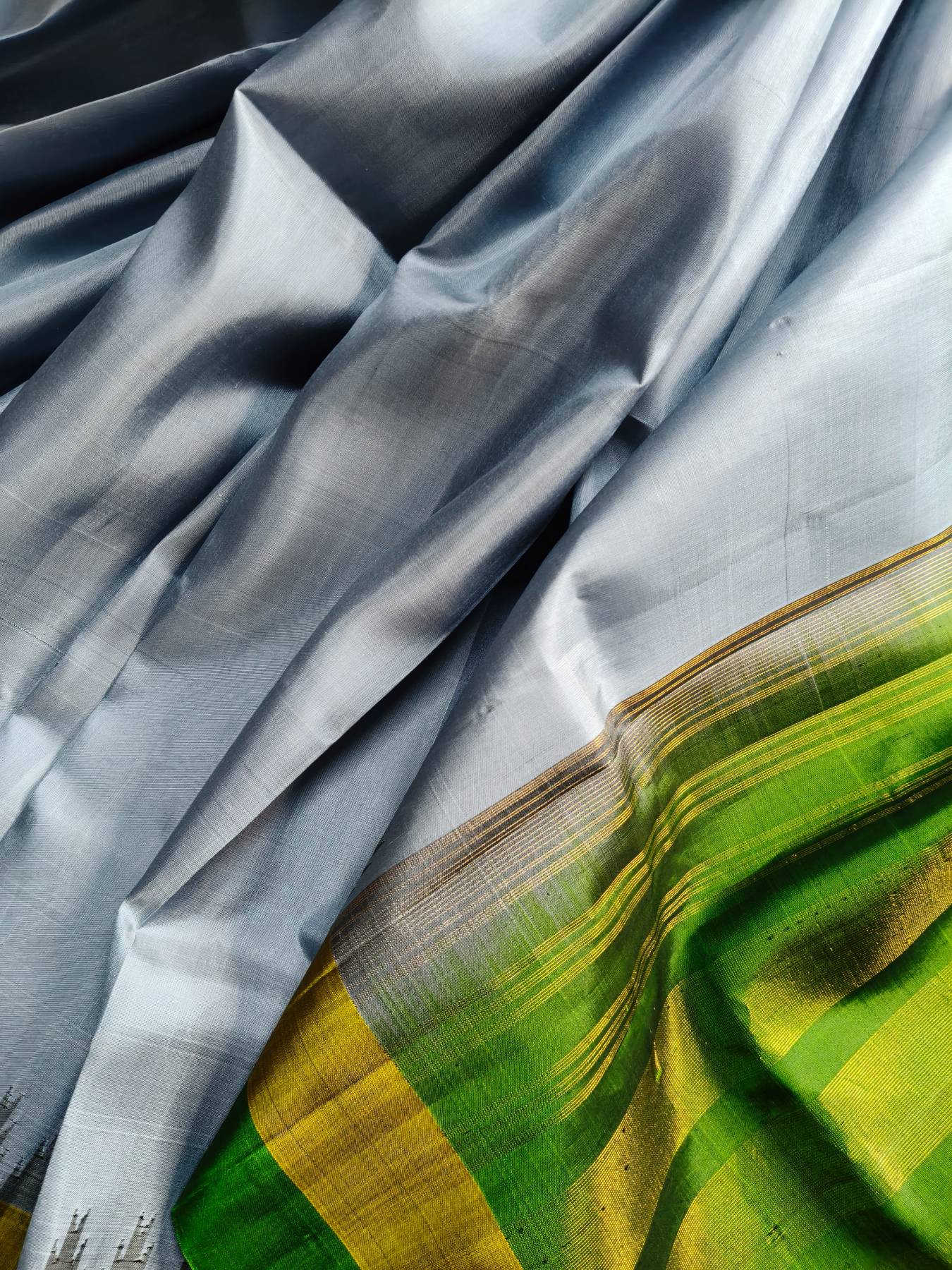 LIGHT GREY SILK PURE HANDLOOM GADWAL SAREE