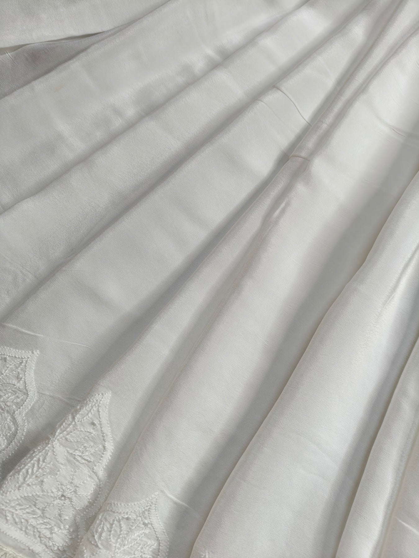 WHITE CRAP SILK PURE HANDLOOM LUCKNOWI EMBROIDERY SAREE