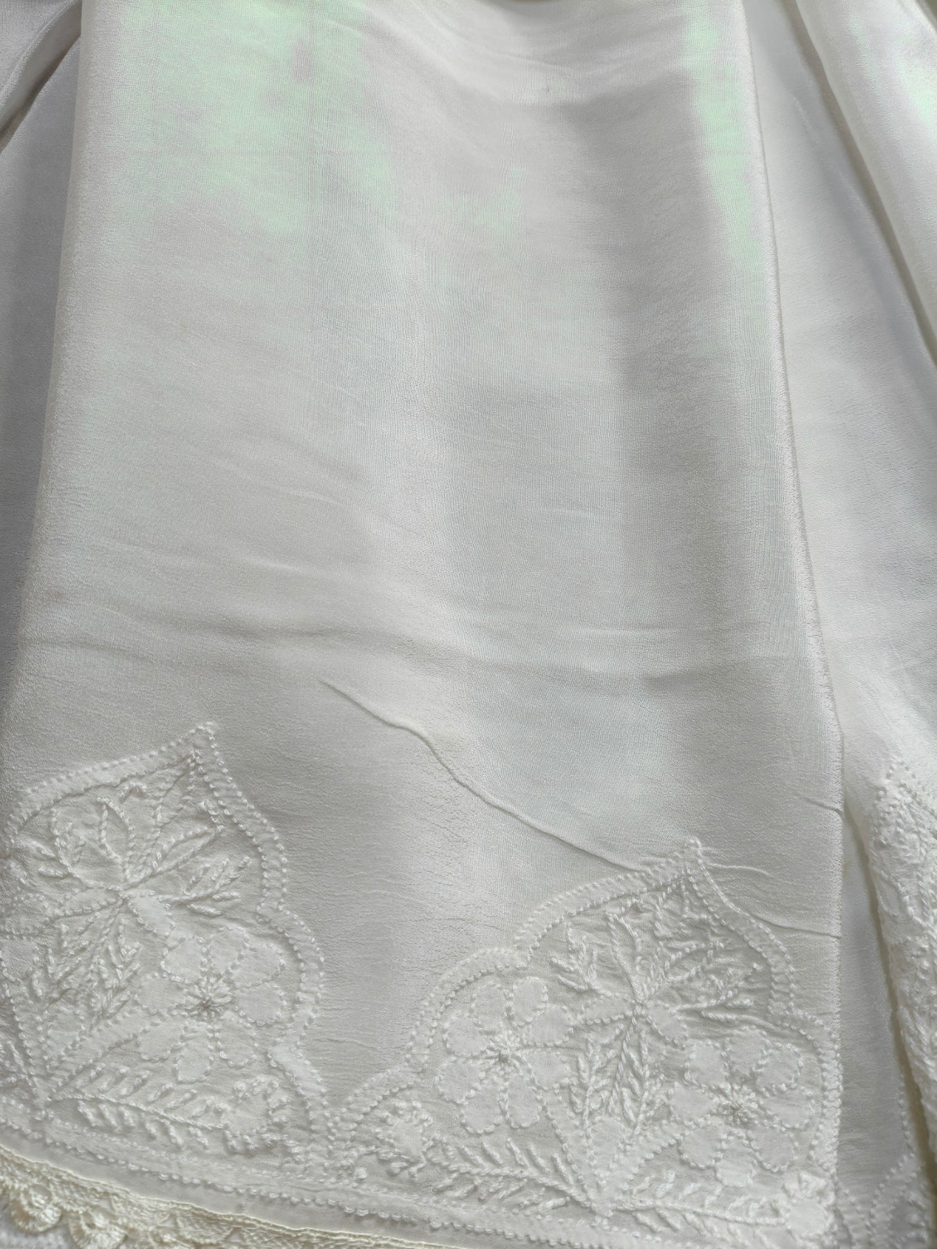 WHITE CRAP SILK PURE HANDLOOM LUCKNOWI EMBROIDERY SAREE