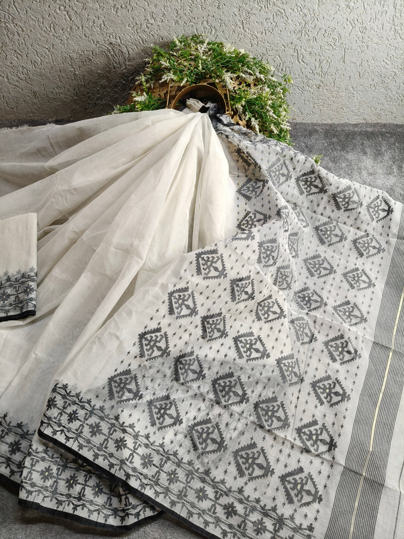 OFF WHITE COTTON (80 COUNT) PURE HANDLOOM DHAKAI JAMDANI SAREE