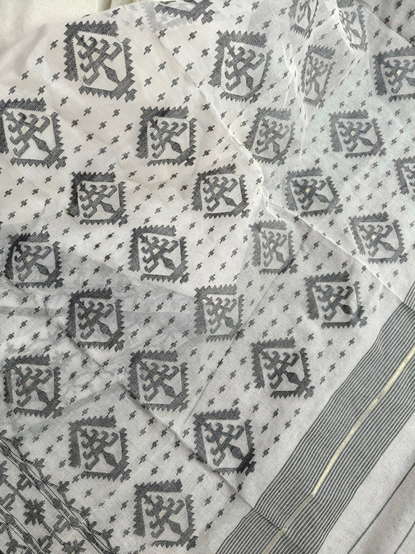 OFF WHITE COTTON (80 COUNT) PURE HANDLOOM DHAKAI JAMDANI SAREE