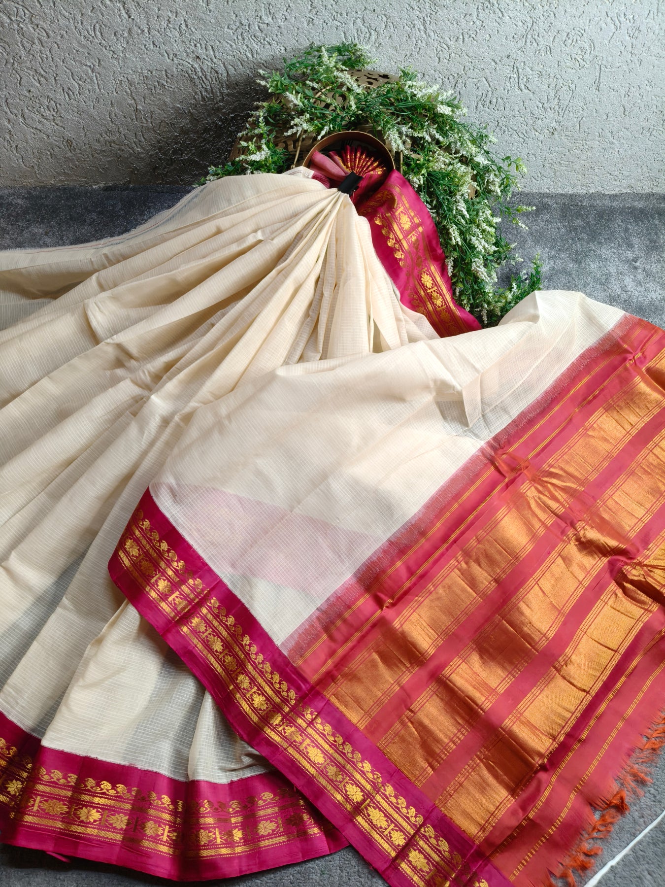 WHITE COTTON PURE HANDLOOM GADWAL SAREE