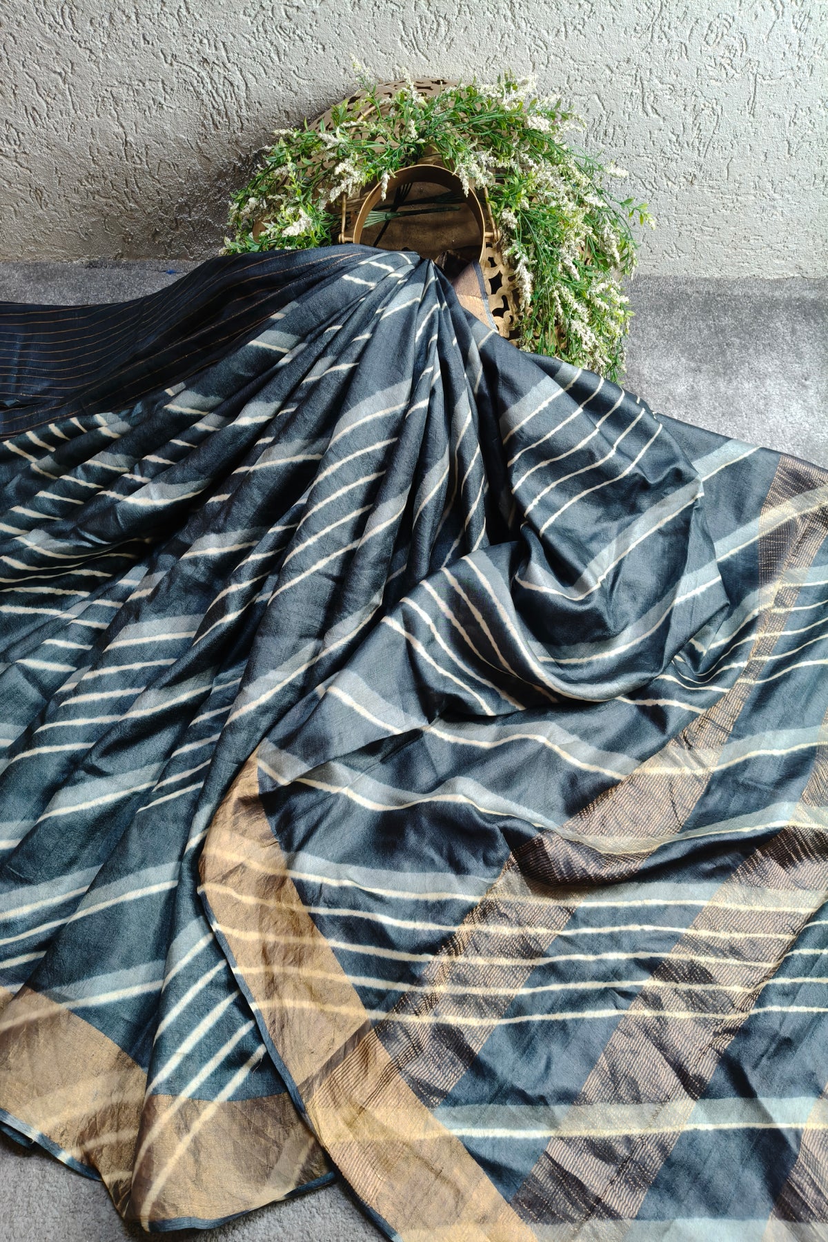 GREY WHITE TUSSAR SILK PURE HANDLOOM LEHERIYA SAREE
