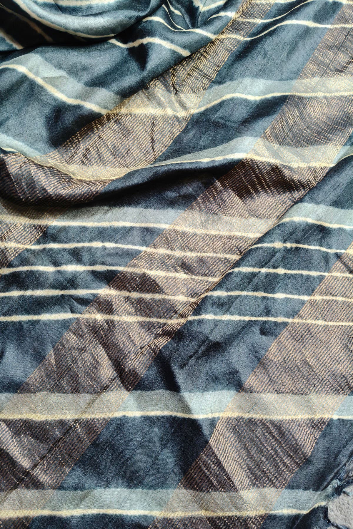 GREY WHITE TUSSAR SILK PURE HANDLOOM LEHERIYA SAREE