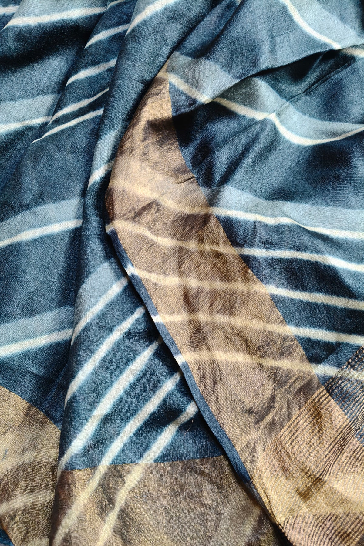 GREY WHITE TUSSAR SILK PURE HANDLOOM LEHERIYA SAREE