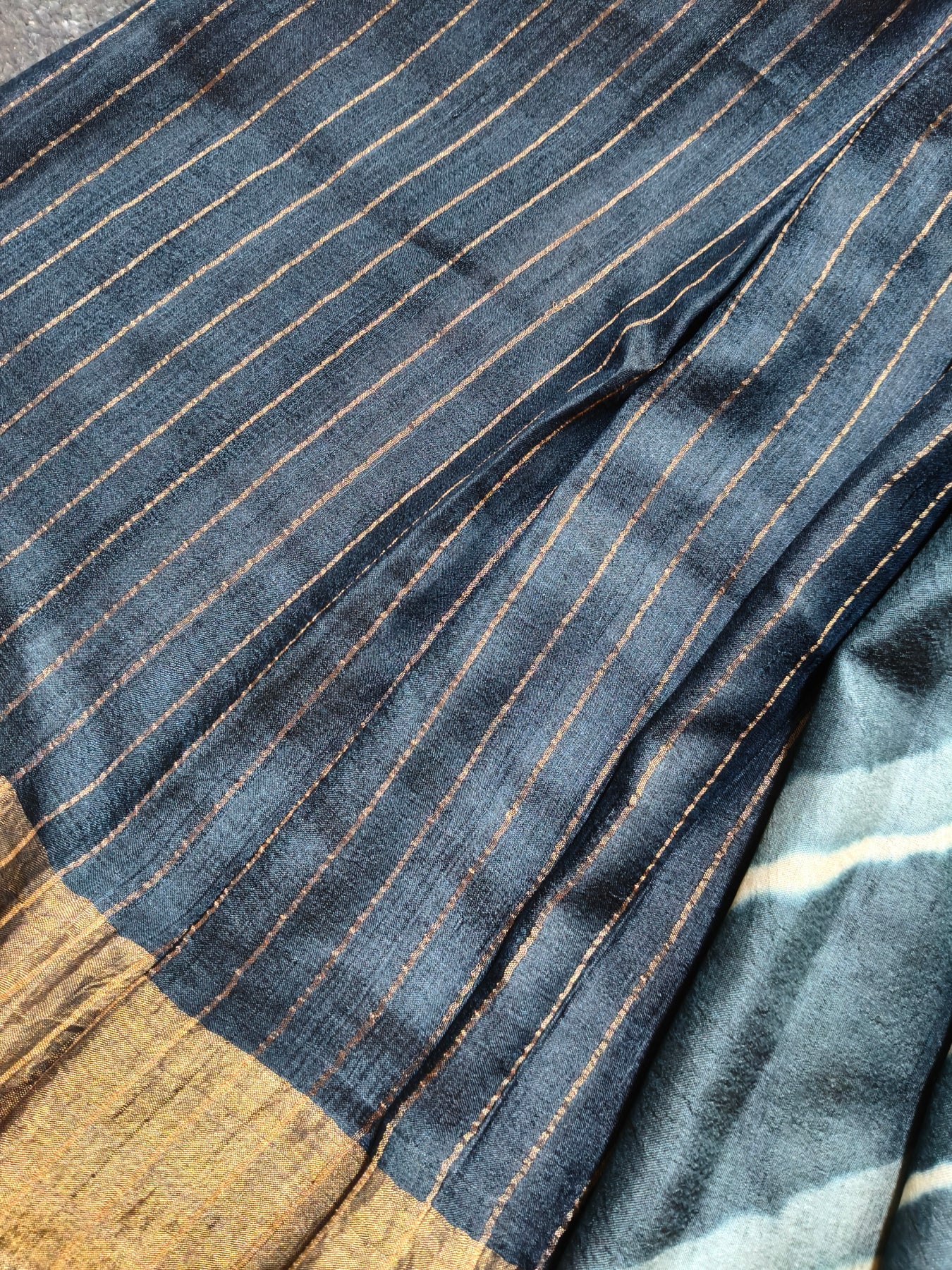 GREY WHITE TUSSAR SILK PURE HANDLOOM LEHERIYA SAREE