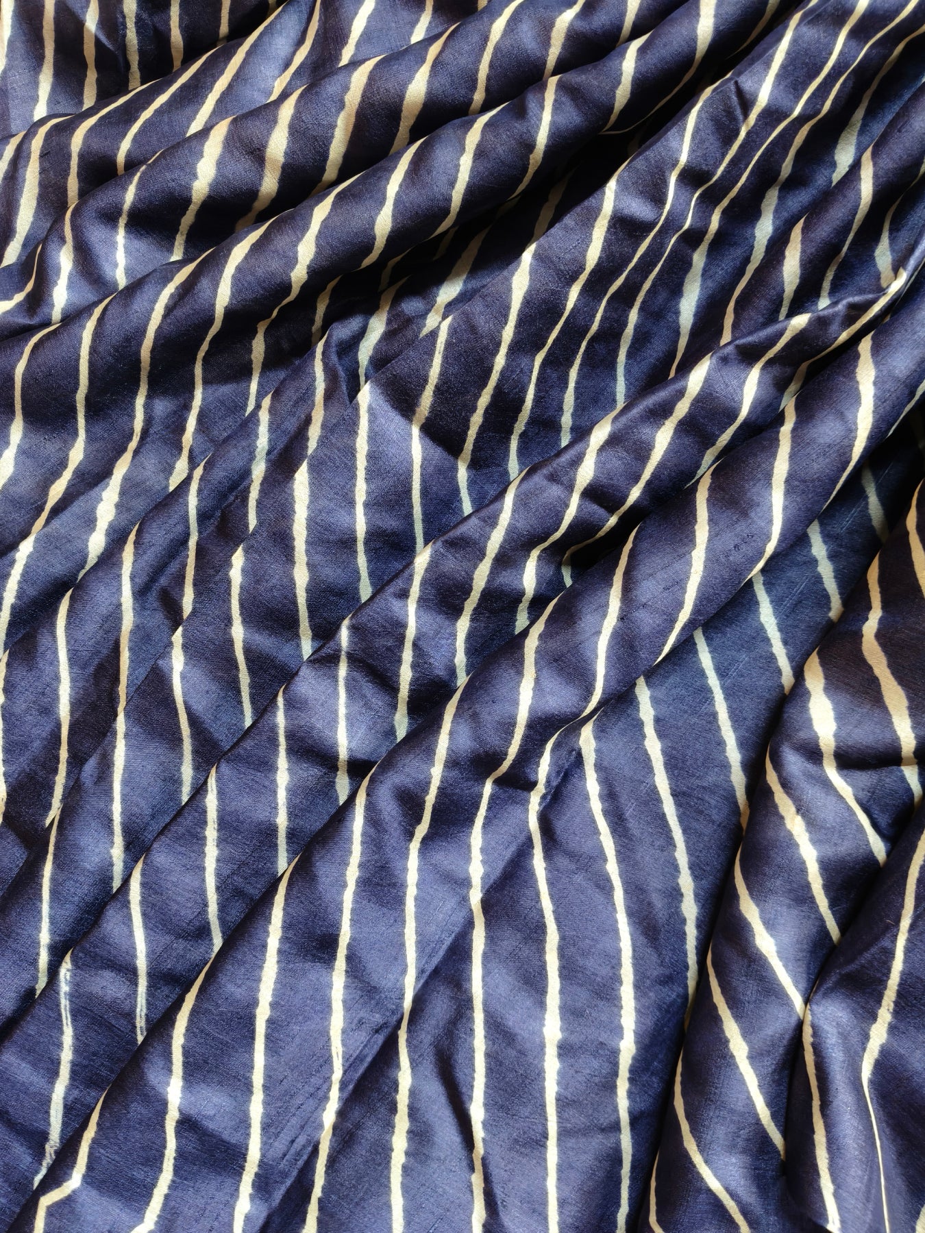 MIDNIGHT BLUE AND WHITE TUSSAR SILK PURE HANDLOOM LEHERIYA SAREE