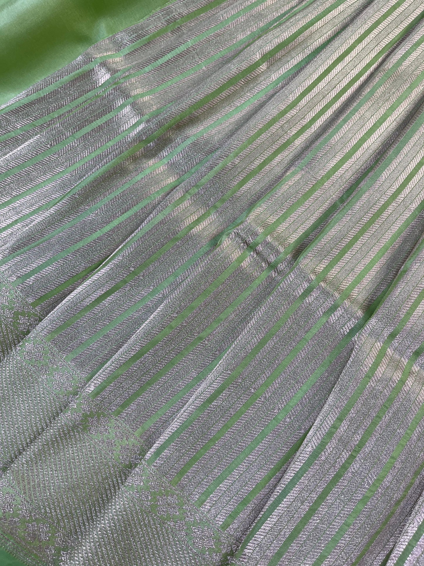 LIGHT PISTA GREEN KATAN TISSUE PURE HANDLOOM BANARASI SAREE