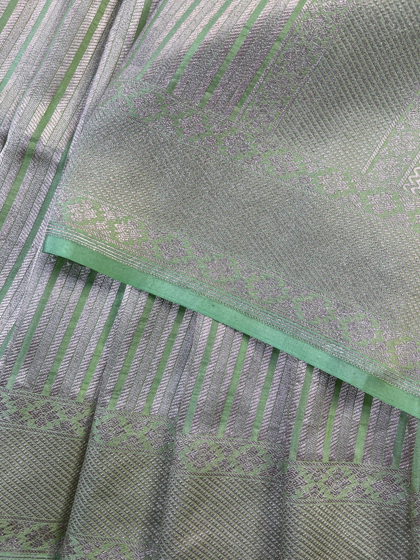 LIGHT PISTA GREEN KATAN TISSUE PURE HANDLOOM BANARASI SAREE