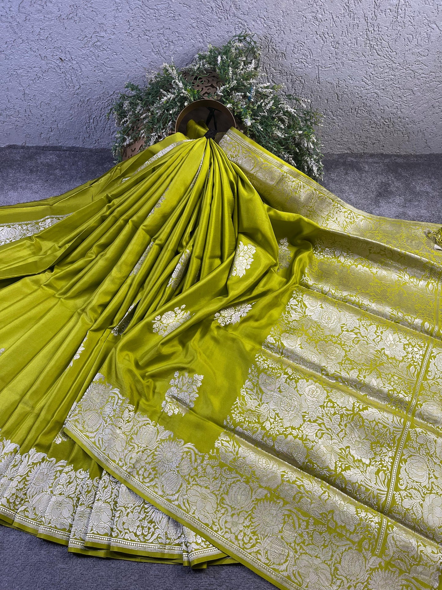 LIME GREEN DOUBLE SILK PURE HANDLOOM BANARASI SAREE