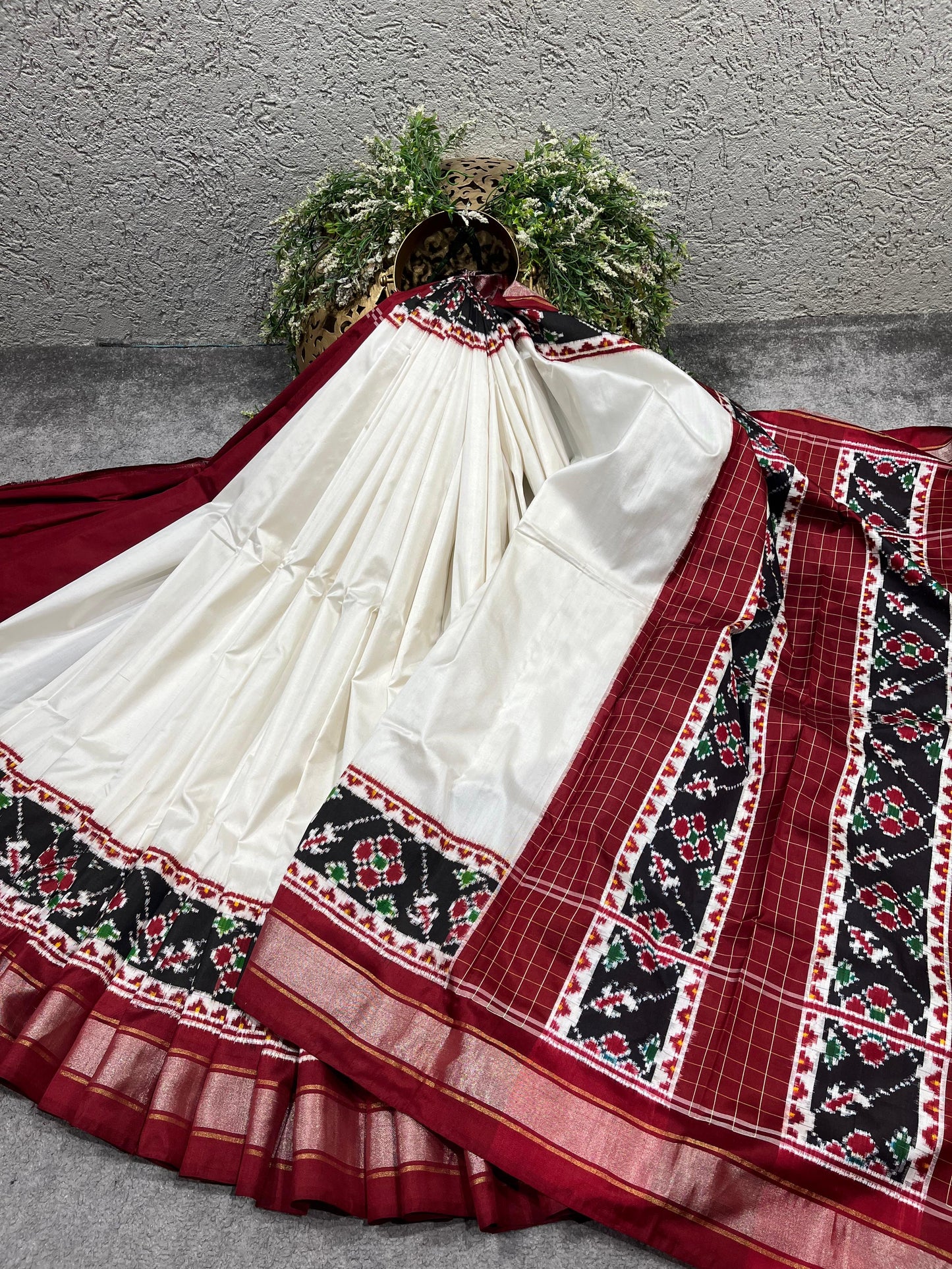 WHIRTE SINGLE IKKAT PURE HANDLOOM IKKAT SAREE