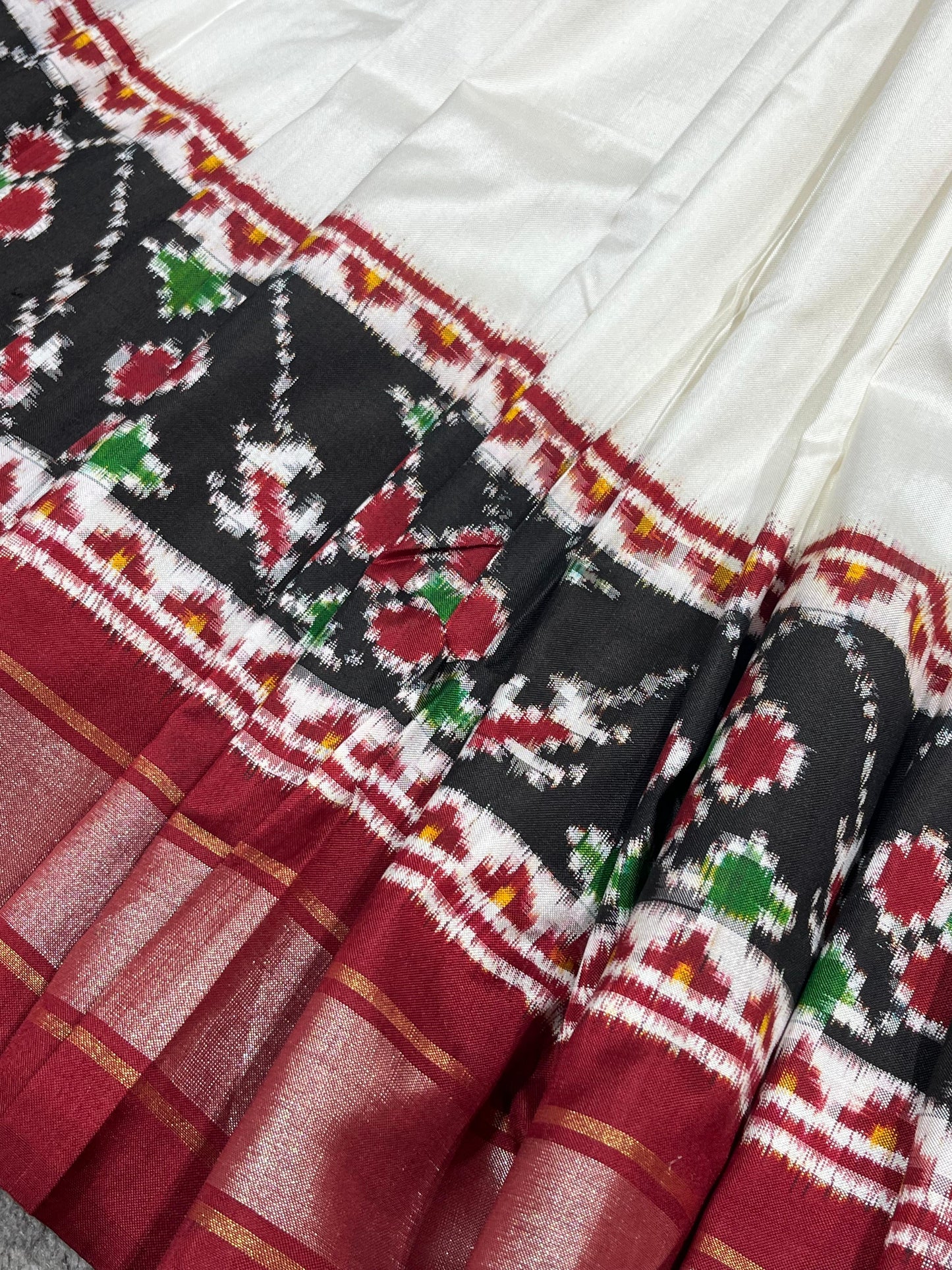 WHIRTE SINGLE IKKAT PURE HANDLOOM IKKAT SAREE