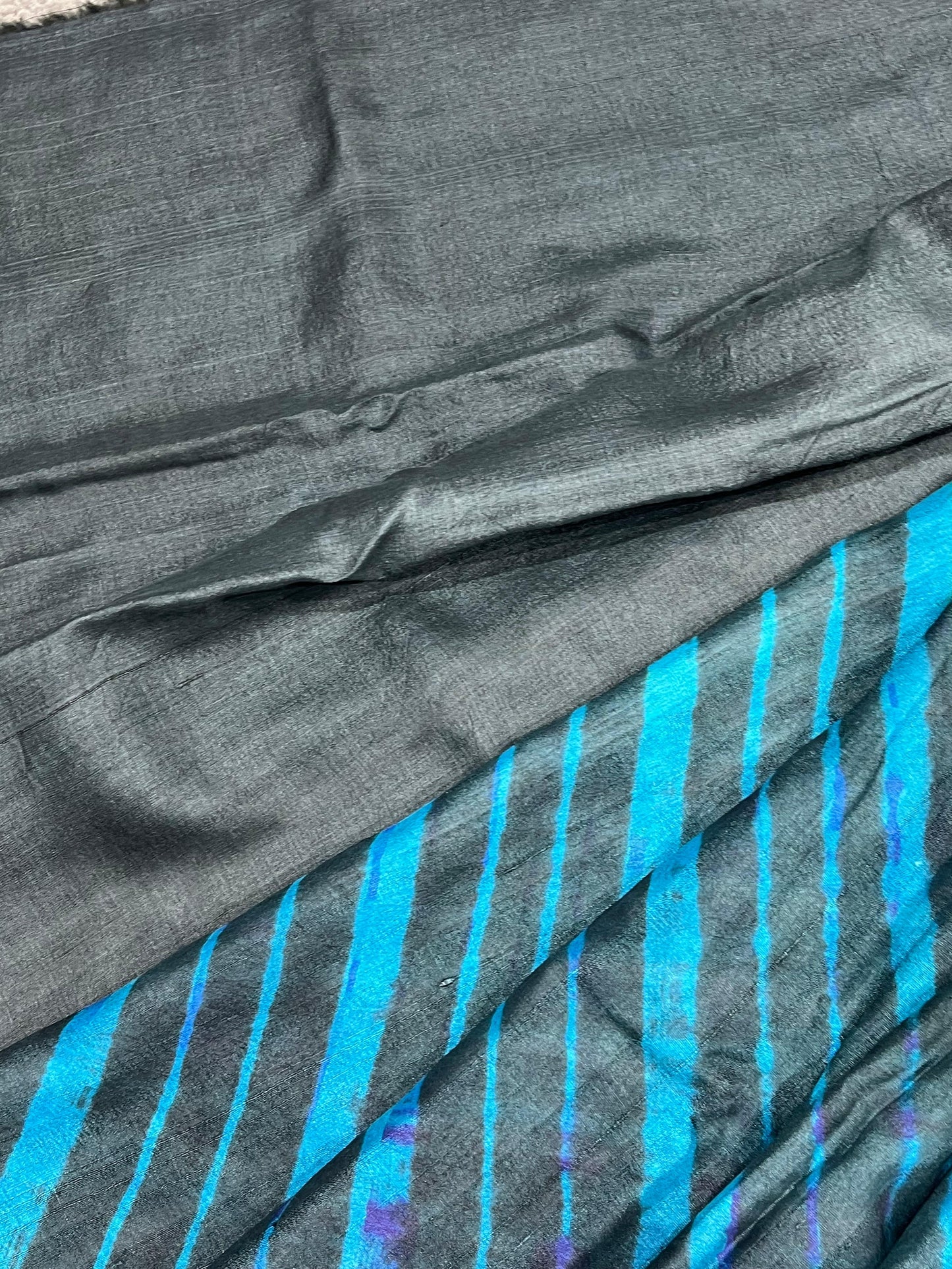 CHARCOAL BLACK TASSAR PURE HANDLOOM LEHERIYA SAREE