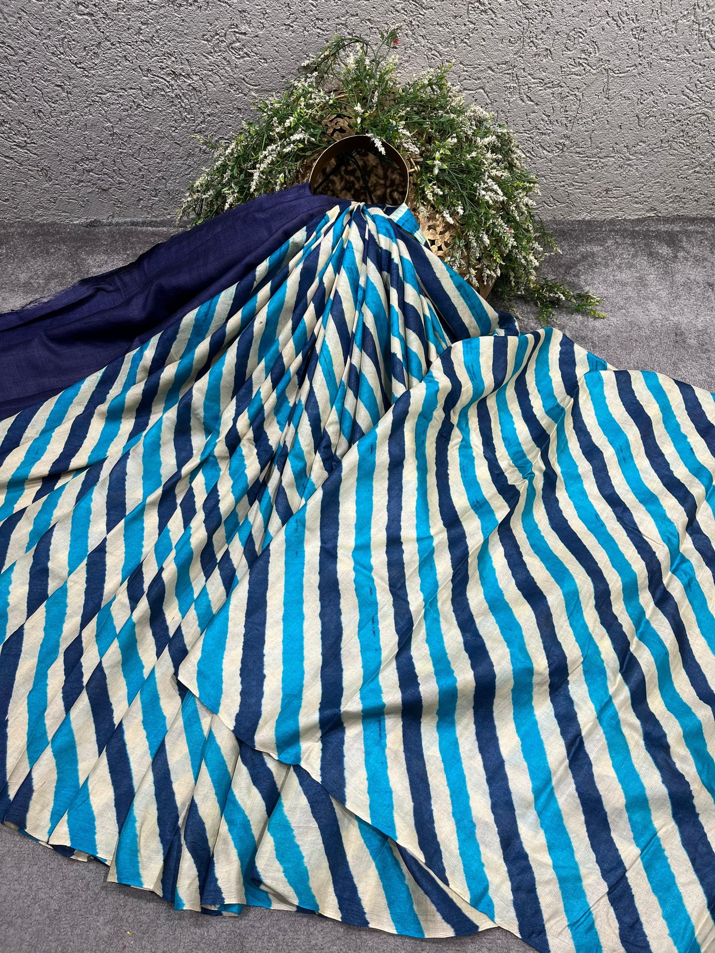 WHITE BLUE NAVY BLUE TASSAR PURE HANDLOOM LEHERIYA SAREE