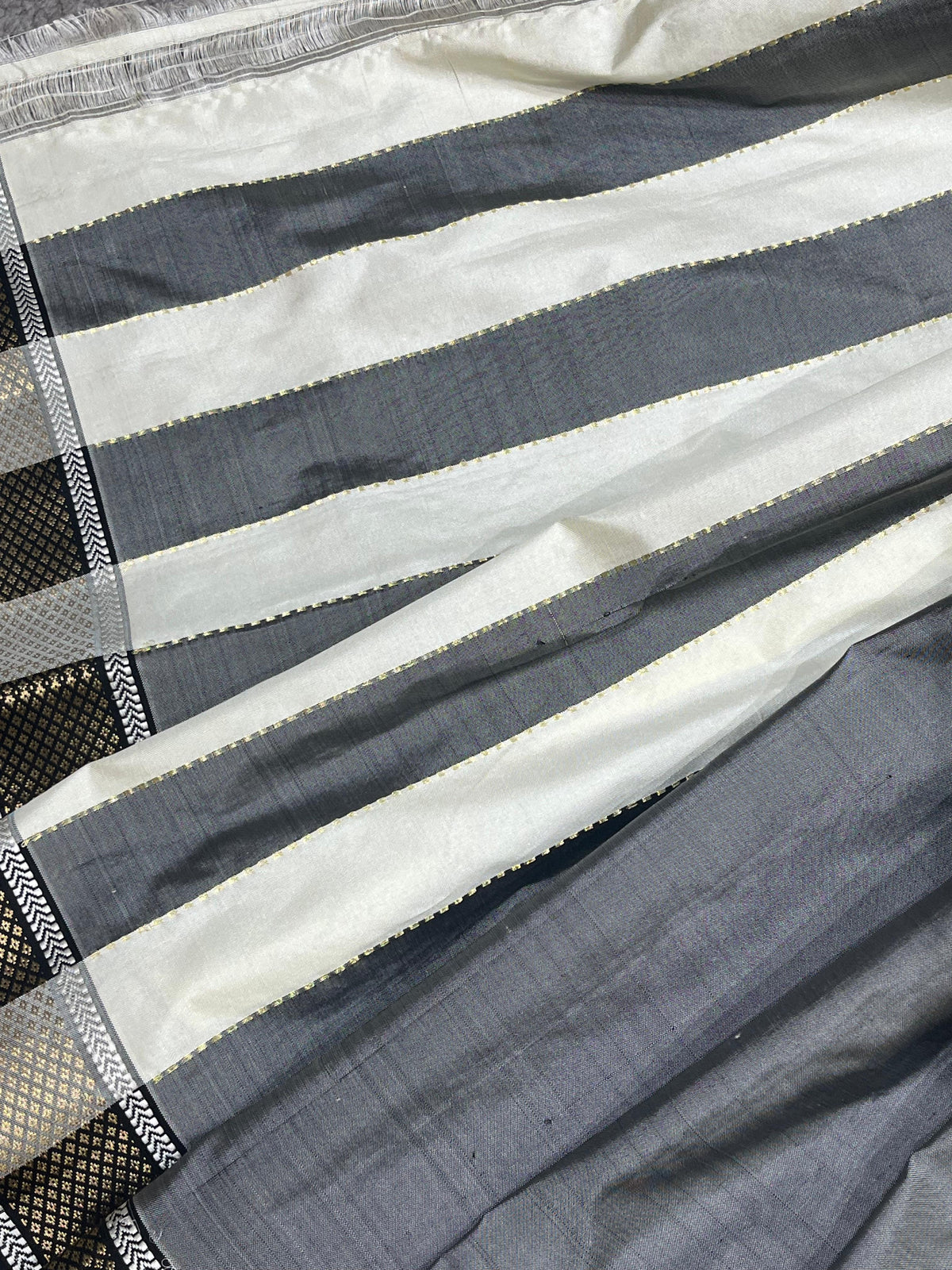 BLACK AND IVORY SILK PURE HANDLOOM PAITHANI SAREE