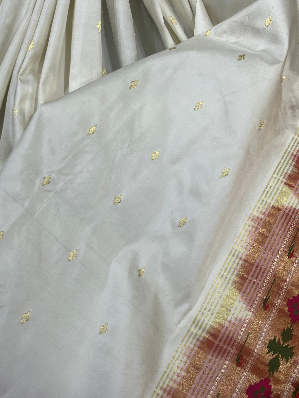 WHITE SILK PURE HANDLOOM PAITHANI SAREE