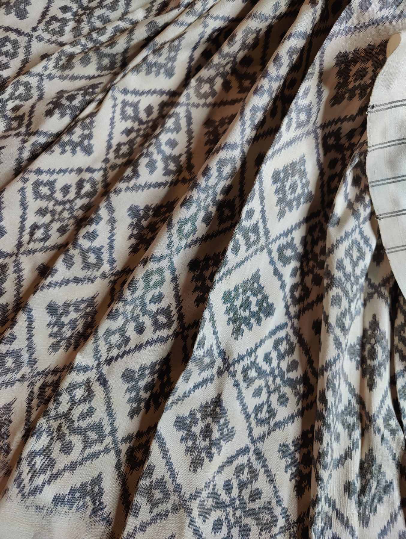 OFF WHITE SPUN SILK PURE HANDLOOM IKKAT SAREE