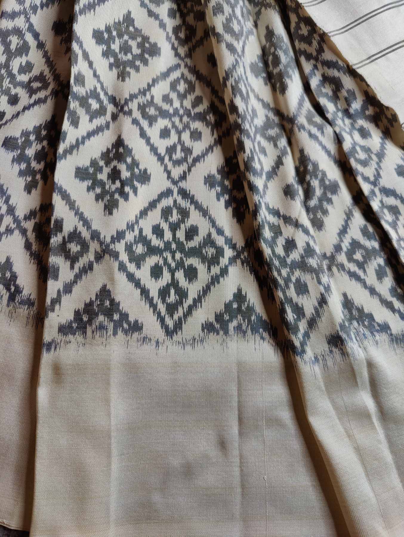 OFF WHITE SPUN SILK PURE HANDLOOM IKKAT SAREE