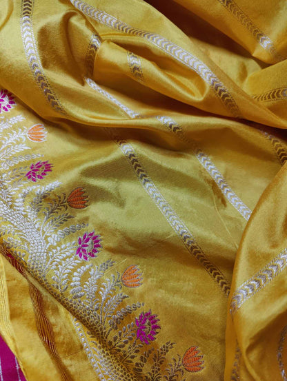 RED SILK  PURE HANDLOOM BANARASI SAREE